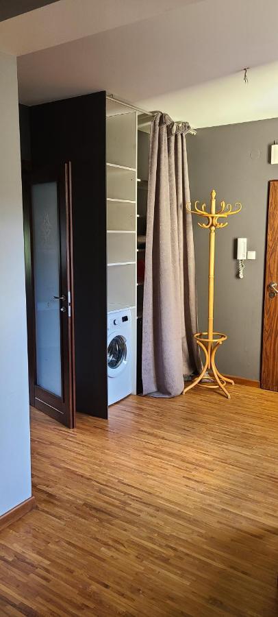 Apartament Spacious Two-bedroom Condo,big Balcony,freeparking