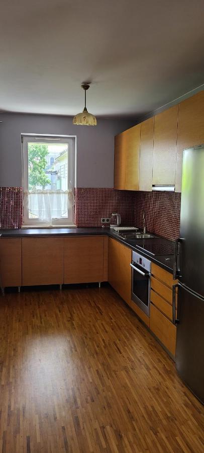Spacious Two-bedroom Condo,big Balcony,freeparking Apartament