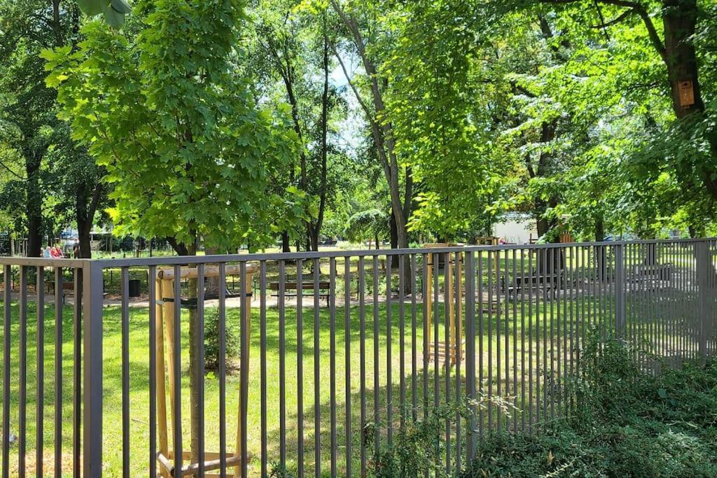 Spacious Two-bedroom Condo,big Balcony,freeparking Apartament Warszawa