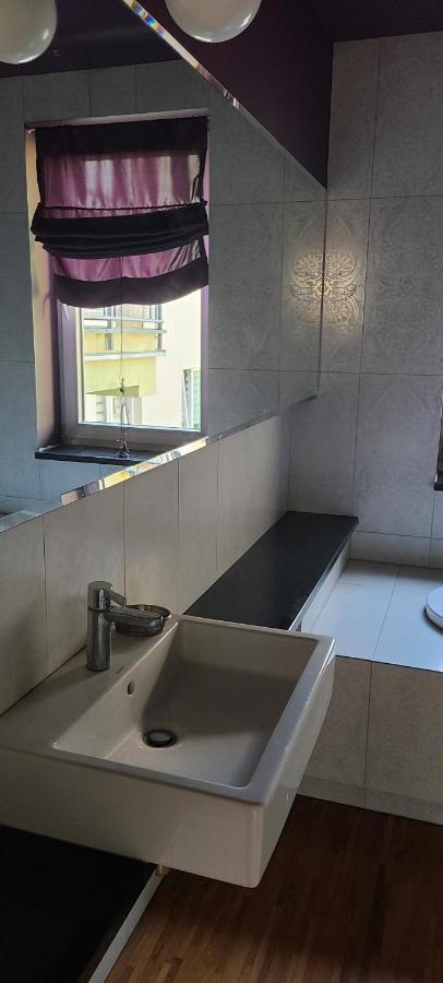 Apartament Spacious Two-bedroom Condo,big Balcony,freeparking *