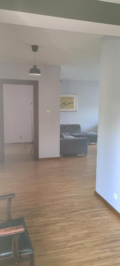 Apartament Spacious Two-bedroom Condo,big Balcony,freeparking